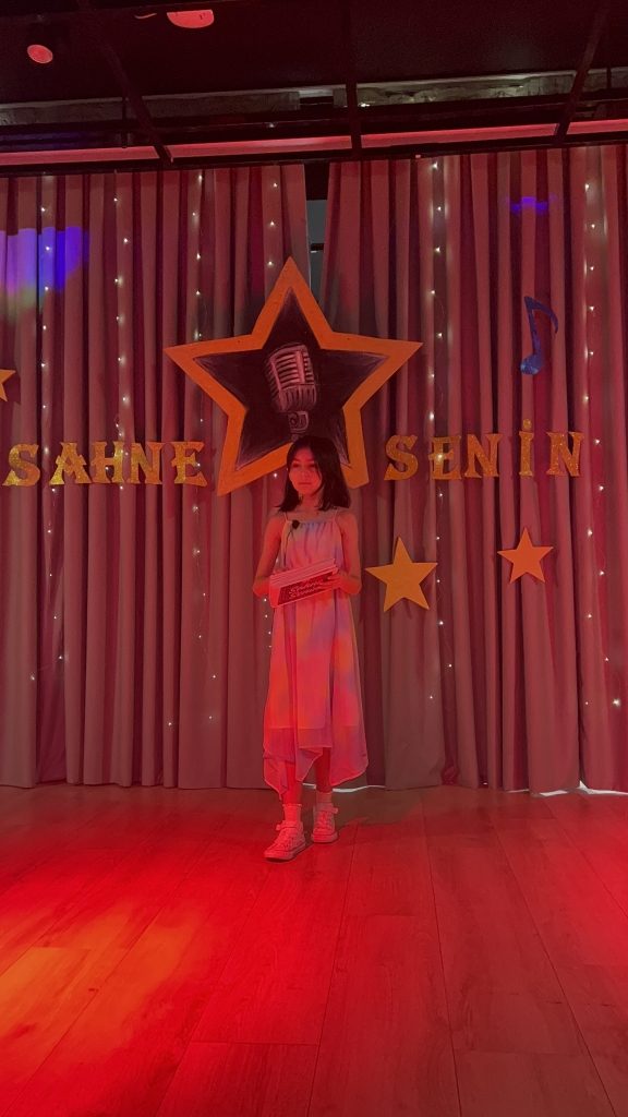 ‘’Sahne Senin’’ etkinliğimizde birbirinden özel yeteneklerini sergileyen öğrencilerimizi ve emek veren öğretmenlerimizi kutluyoruz. görseli 1