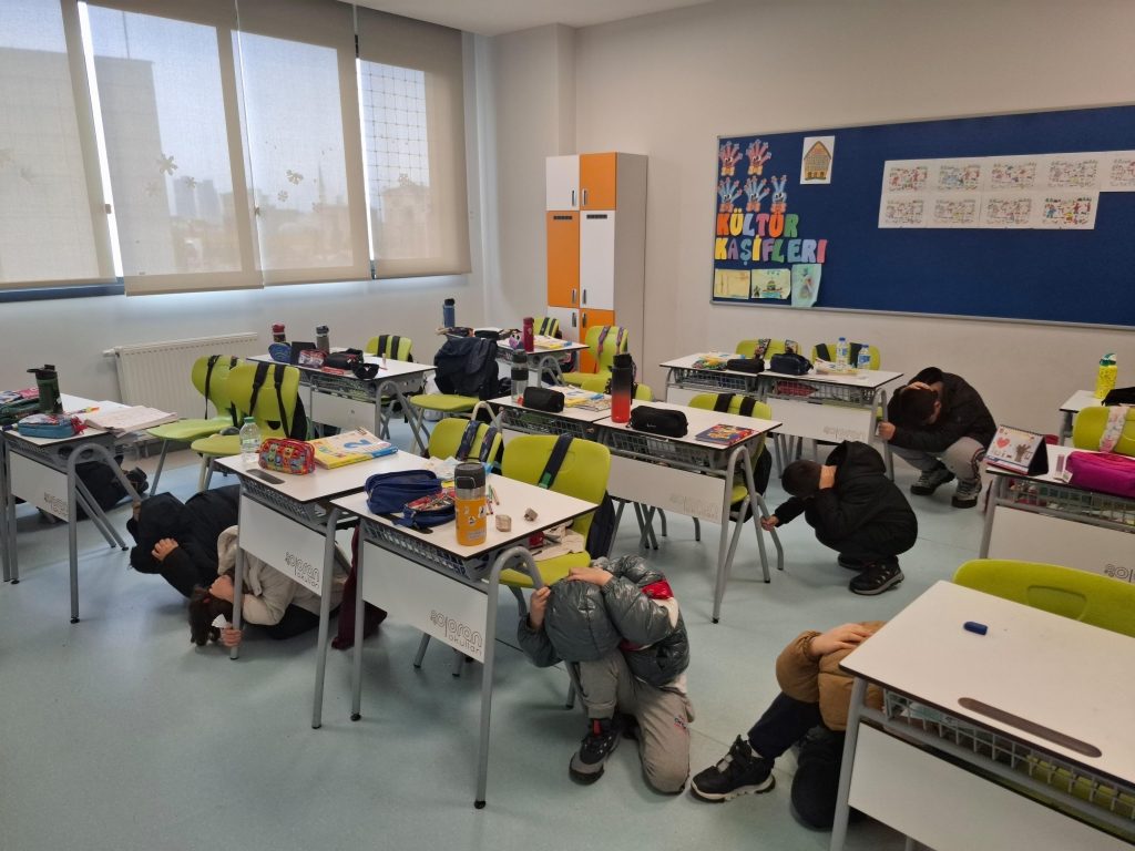 Okulumuzda olası depremlere hazırlık için düzenli deprem tatbikatlarımıza devam ediyoruz. görseli 8