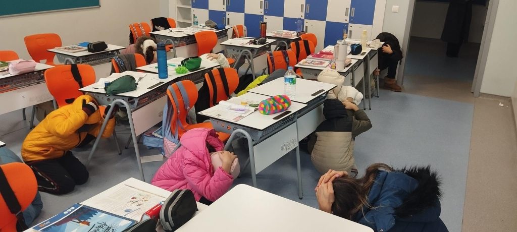 Okulumuzda olası depremlere hazırlık için düzenli deprem tatbikatlarımıza devam ediyoruz. görseli 12