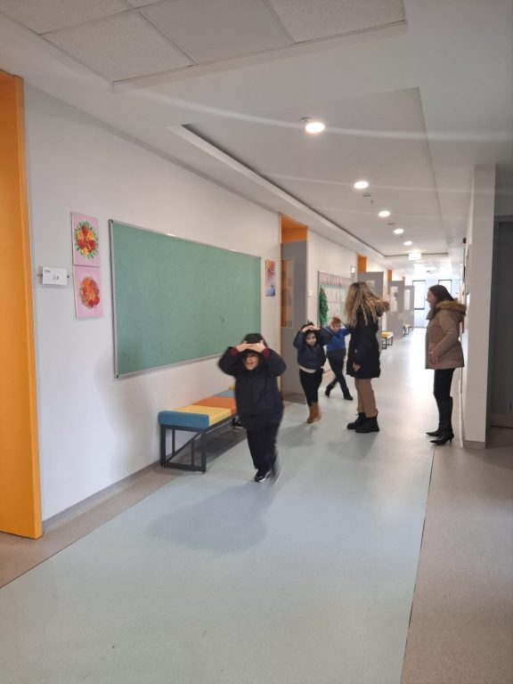 Okulumuzda olası depremlere hazırlık için düzenli deprem tatbikatlarımıza devam ediyoruz. görseli 6