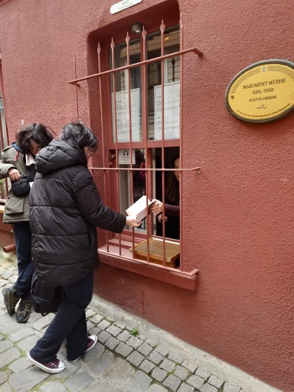 10. sınıf öğrencilerimizle Divan edebiyatının zarif ruhunu hissetmek için Galata Mevlevihanesi’ndeydik görseli 5