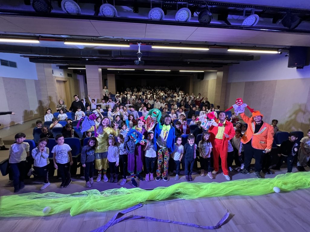 Okulumuzda gerçekleştirilen İngilizce tiyatro etkinliği, ilkokul ve ortaokul öğrencilerimize unutulmaz bir deneyim sundu. görseli 6