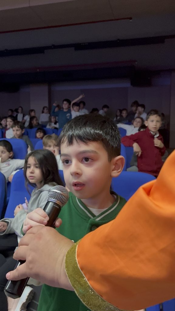 Okulumuzda gerçekleştirilen İngilizce tiyatro etkinliği, ilkokul ve ortaokul öğrencilerimize unutulmaz bir deneyim sundu. görseli 7