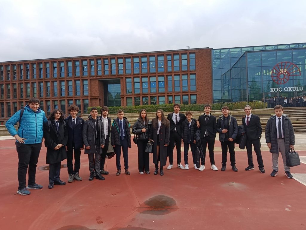 Oran Anadolu Lisesi olarak  MUNDP’25 konferansına katıldık. Oldukça ilgi gören ve dinamik geçen konferansta öğrencilerimiz  uluslararası standartlarda kendilerini ifade etme fırsatı sundu. görseli 2