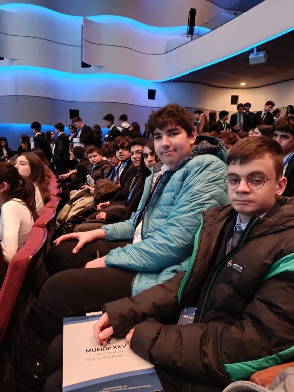 Oran Anadolu Lisesi olarak  MUNDP’25 konferansına katıldık. Oldukça ilgi gören ve dinamik geçen konferansta öğrencilerimiz  uluslararası standartlarda kendilerini ifade etme fırsatı sundu. görseli 3