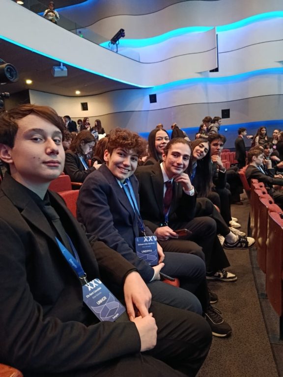 Oran Anadolu Lisesi olarak  MUNDP’25 konferansına katıldık. Oldukça ilgi gören ve dinamik geçen konferansta öğrencilerimiz  uluslararası standartlarda kendilerini ifade etme fırsatı sundu. görseli 1