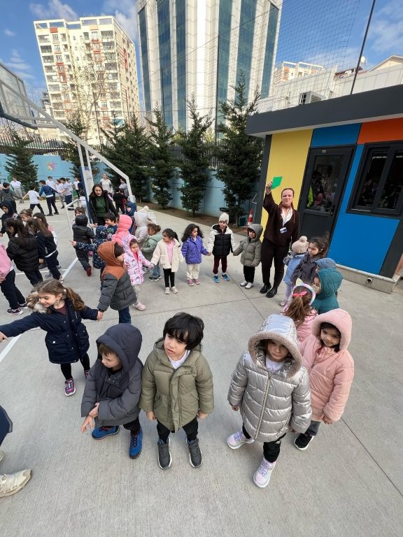 Okulumuzda olası depremlere hazırlık için düzenli ve habersiz deprem tatbikatlarımıza devam ediyoruz