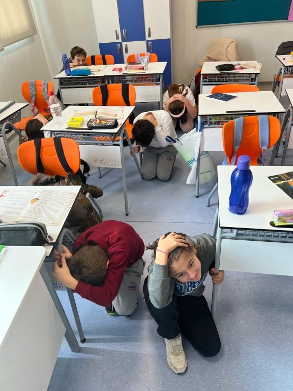 Okulumuzda olası depremlere hazırlık için düzenli ve habersiz deprem tatbikatlarımıza devam ediyoruz görseli 1