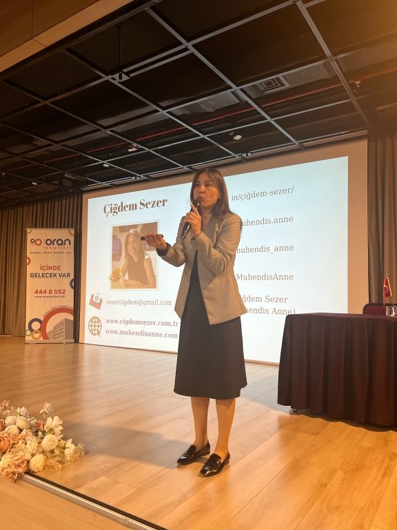 Profesyonel Koç - Eğitmen - Yazar Çiğdem SEZER tarafından ortaokul ve lise öğrencilerimize ‘’Girişimcilik ve İnovasyon Sırlar’’ konulu söyleşi gerçekleştirildi. görseli 2