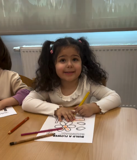 “İlkbahar nedir?” sorusunu sorgulayıp, öğrendikleri renkler, hayvanlar ve hava durumu gibi konuları tekrar ederken hem eğlendiler hem de İngilizce kullanımlarını daha vurgulu bir şekilde pekiştirdiler. görseli 3
