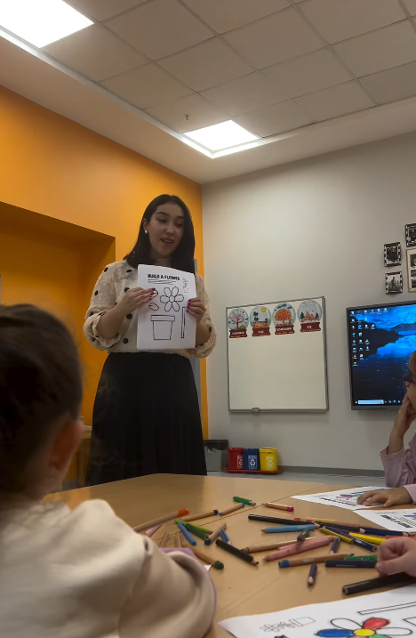 “İlkbahar nedir?” sorusunu sorgulayıp, öğrendikleri renkler, hayvanlar ve hava durumu gibi konuları tekrar ederken hem eğlendiler hem de İngilizce kullanımlarını daha vurgulu bir şekilde pekiştirdiler. görseli 1
