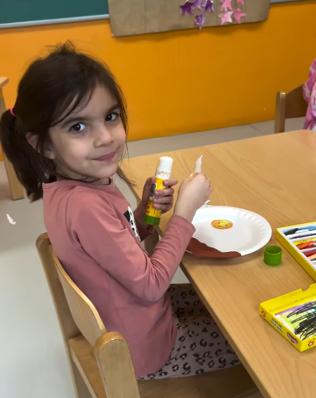 “İlkbahar nedir?” sorusunu sorgulayıp, öğrendikleri renkler, hayvanlar ve hava durumu gibi konuları tekrar ederken hem eğlendiler hem de İngilizce kullanımlarını daha vurgulu bir şekilde pekiştirdiler. görseli 9