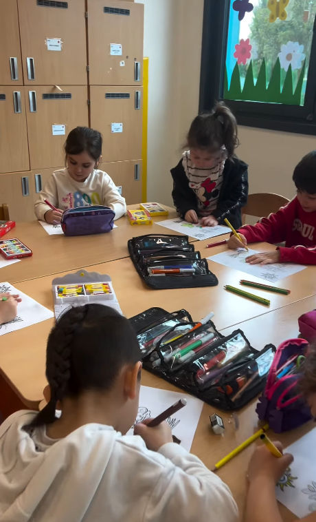 “İlkbahar nedir?” sorusunu sorgulayıp, öğrendikleri renkler, hayvanlar ve hava durumu gibi konuları tekrar ederken hem eğlendiler hem de İngilizce kullanımlarını daha vurgulu bir şekilde pekiştirdiler. görseli 2