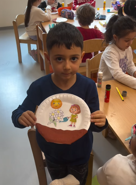 “İlkbahar nedir?” sorusunu sorgulayıp, öğrendikleri renkler, hayvanlar ve hava durumu gibi konuları tekrar ederken hem eğlendiler hem de İngilizce kullanımlarını daha vurgulu bir şekilde pekiştirdiler. görseli 10