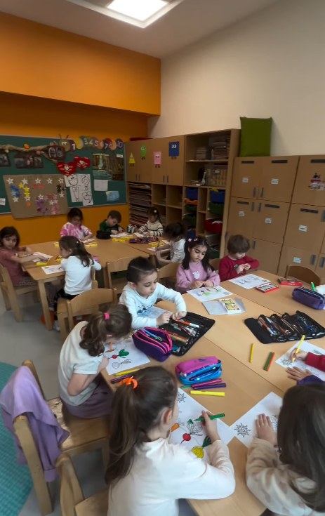 “İlkbahar nedir?” sorusunu sorgulayıp, öğrendikleri renkler, hayvanlar ve hava durumu gibi konuları tekrar ederken hem eğlendiler hem de İngilizce kullanımlarını daha vurgulu bir şekilde pekiştirdiler. görseli 4