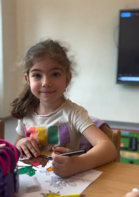 “İlkbahar nedir?” sorusunu sorgulayıp, öğrendikleri renkler, hayvanlar ve hava durumu gibi konuları tekrar ederken hem eğlendiler hem de İngilizce kullanımlarını daha vurgulu bir şekilde pekiştirdiler. görseli 6