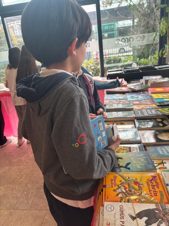 Okulumuzda düzenlenen 5. Geleneksel Kitap Fuarında, öğrencilerimizi kitaplarla buluşturduk. görseli 2