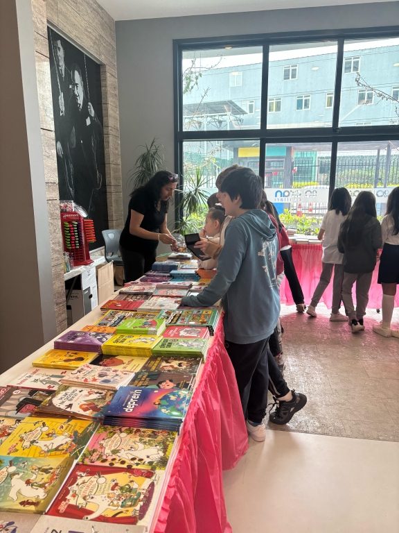 Okulumuzda düzenlenen 5. Geleneksel Kitap Fuarında, öğrencilerimizi kitaplarla buluşturduk. görseli 3