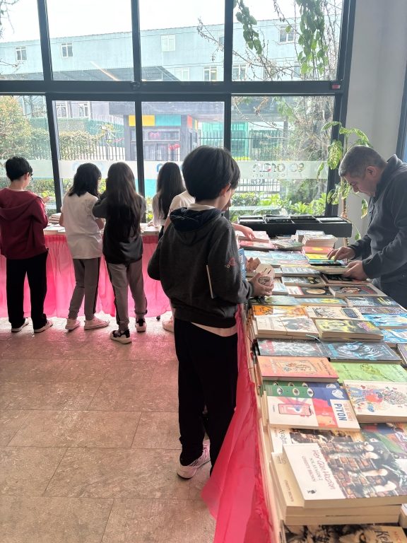 Okulumuzda düzenlenen 5. Geleneksel Kitap Fuarında, öğrencilerimizi kitaplarla buluşturduk. görseli 4