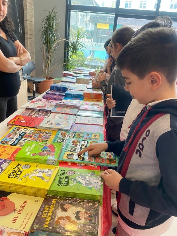 Okulumuzda düzenlenen 5. Geleneksel Kitap Fuarında, öğrencilerimizi kitaplarla buluşturduk. görseli 9