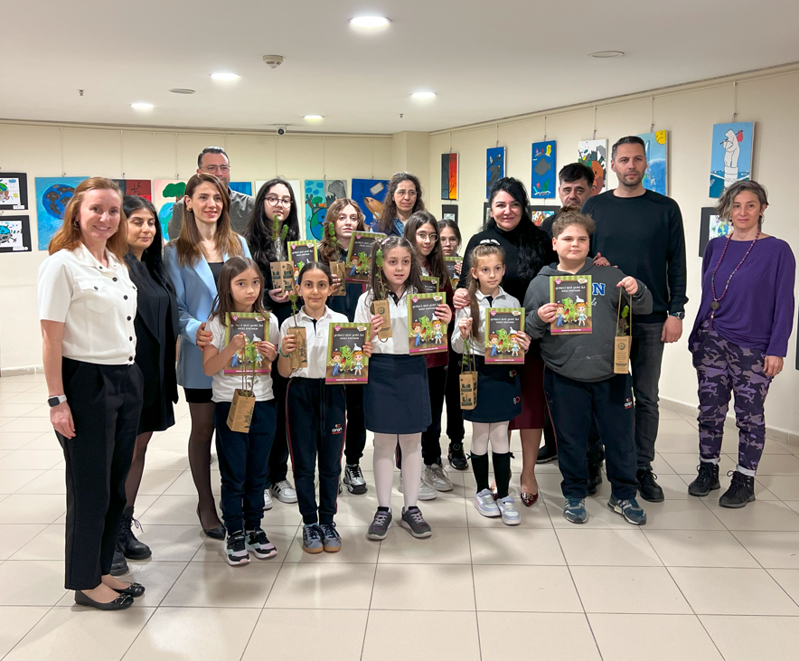 İlkokul ve ortaokul öğrencilerimizin eserlerinden oluşan, Kartal Belediyesi’nde gerçekleştirdiğimiz ‘’Akış ve Denge’’ konulu resim sergimizin açılışını Kartal Belediye Başkan Yardımcısı Sayın Dr. Dilek Kars, öğrencilerimiz, öğretmenlerimiz ve Anaokulu-İlkokul Müdür Yardımcımız Sayın Gamze Adalı’nın katılımıyla gerçekleştirdik. görseli 1