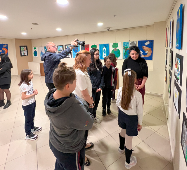 İlkokul ve ortaokul öğrencilerimizin eserlerinden oluşan, Kartal Belediyesi’nde gerçekleştirdiğimiz ‘’Akış ve Denge’’ konulu resim sergimizin açılışını Kartal Belediye Başkan Yardımcısı Sayın Dr. Dilek Kars, öğrencilerimiz, öğretmenlerimiz ve Anaokulu-İlkokul Müdür Yardımcımız Sayın Gamze Adalı’nın katılımıyla gerçekleştirdik. görseli 5