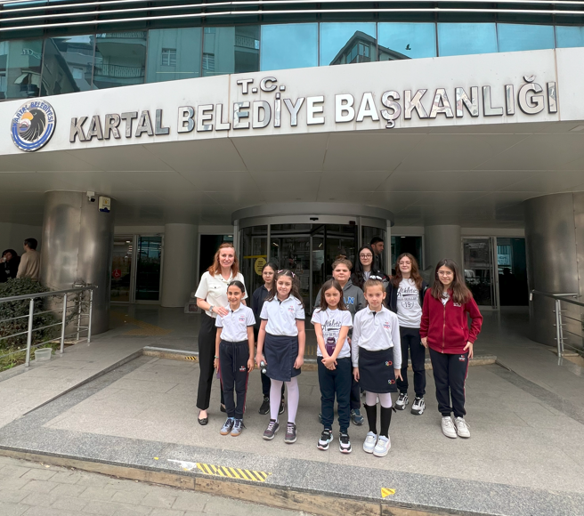 İlkokul ve ortaokul öğrencilerimizin eserlerinden oluşan, Kartal Belediyesi’nde gerçekleştirdiğimiz ‘’Akış ve Denge’’ konulu resim sergimizin açılışını Kartal Belediye Başkan Yardımcısı Sayın Dr. Dilek Kars, öğrencilerimiz, öğretmenlerimiz ve Anaokulu-İlkokul Müdür Yardımcımız Sayın Gamze Adalı’nın katılımıyla gerçekleştirdik. görseli 9