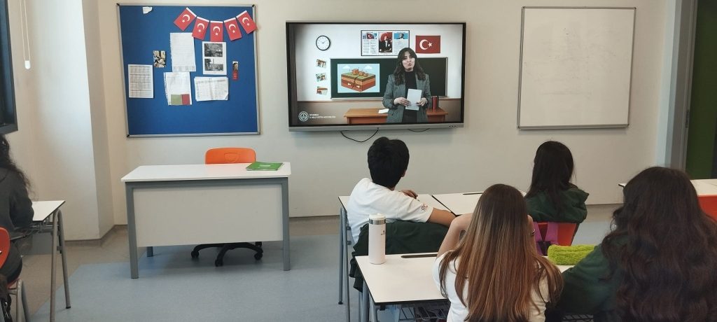 Öğrencilerimizin afet bilinci kazanması amacıyla tüm kademelerde, Milli Eğitim Müdürlüğü’nün hazırlamış olduğu Afet Farkındalık Eğitimi videosunu izledik. görseli 2