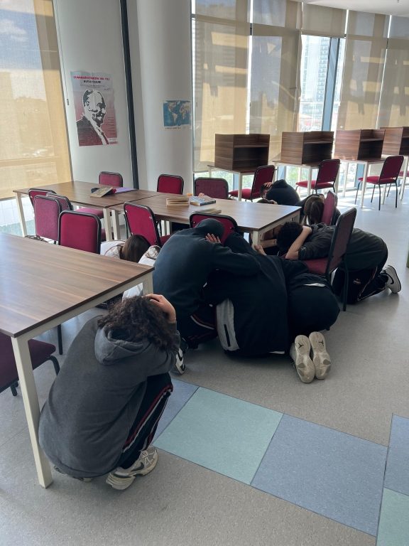 Oran Okulları olarak, olası depremlere hazırlık amacıyla düzenli ve habersiz deprem tatbikatlarımıza devam ediyoruz. görseli 4