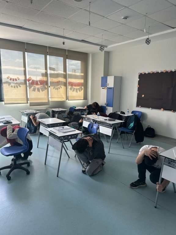 Oran Okulları olarak, olası depremlere hazırlık amacıyla düzenli ve habersiz deprem tatbikatlarımıza devam ediyoruz. görseli 1