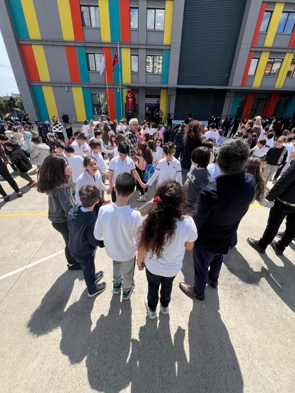 Oran Okulları olarak, olası depremlere hazırlık amacıyla düzenli ve habersiz deprem tatbikatlarımıza devam ediyoruz. görseli 2