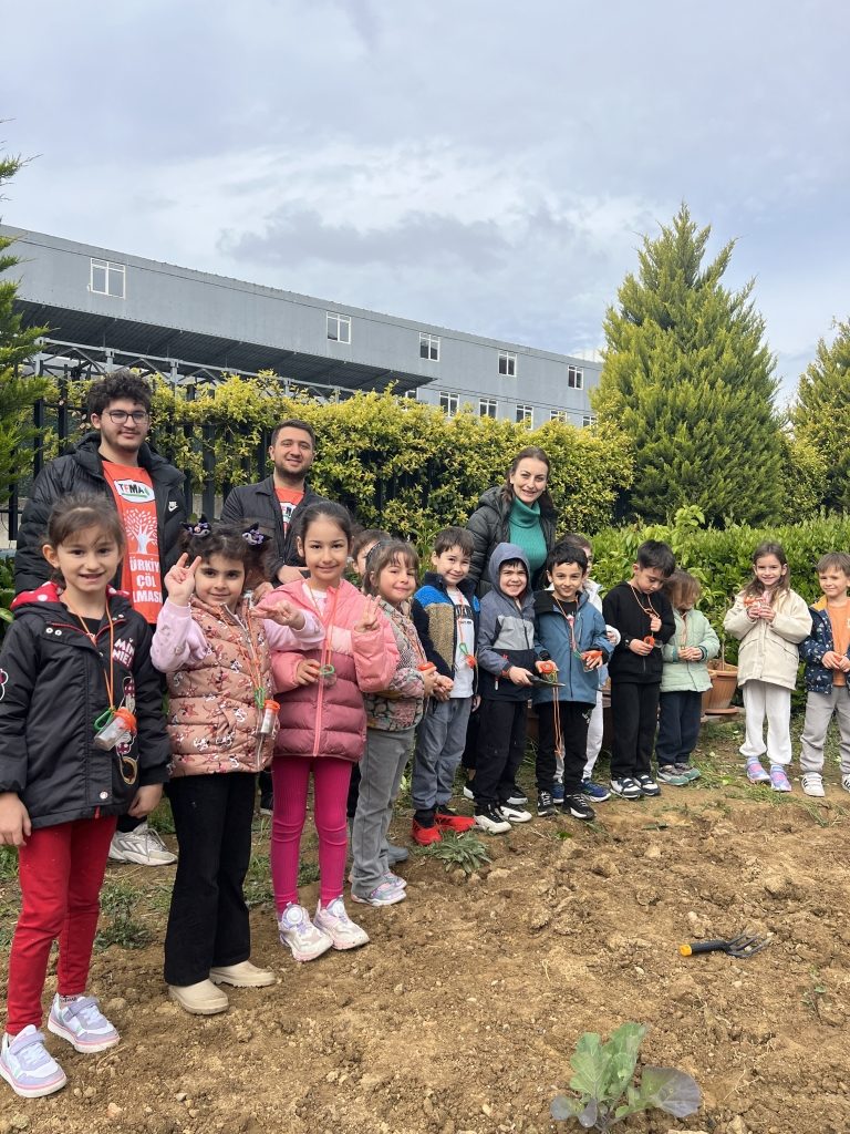 Minik Eller Toprakla Buluştu!