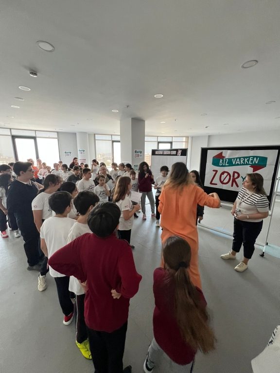 Okulumuzun 5.9. ve 10. sınıf öğrencileriyle gerçekleştirdiğimiz Treasure Hunt etkinliği büyük bir başarıyla tamamlandı! görseli 4