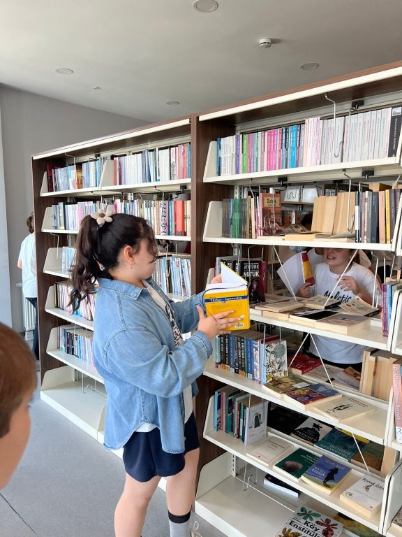 Okulumuzun 5.9. ve 10. sınıf öğrencileriyle gerçekleştirdiğimiz Treasure Hunt etkinliği büyük bir başarıyla tamamlandı! görseli 3