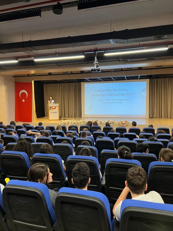 Bilişim Teknolojileri Öğretmenimiz Özlem Demir İlaslan’ın gerçekleştirdiği “Geleceği Şekillendiren Güç: Yapay Zekâ” semineriyle öğrencilerimiz, teknoloji dünyasının büyüleyici kapılarını araladı.