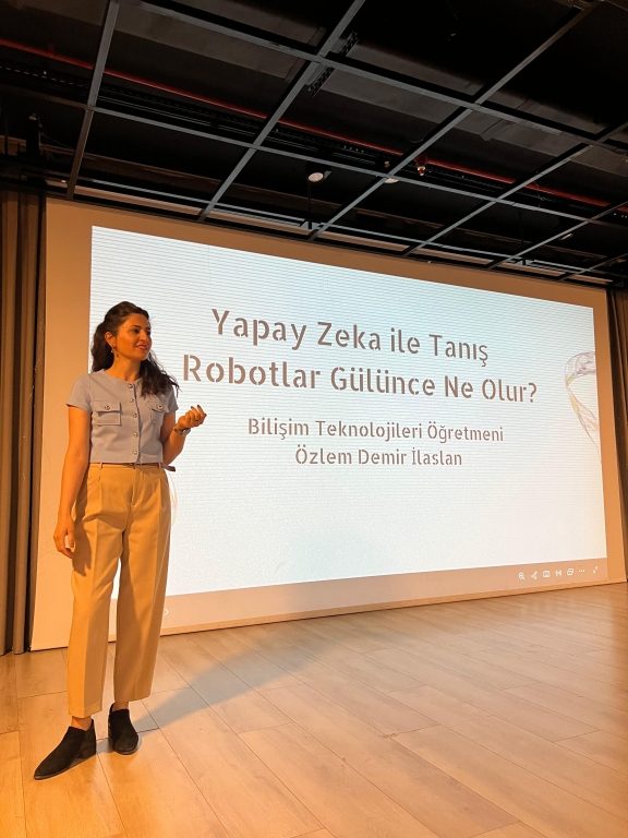 Bilişim Teknolojileri Öğretmenimiz Özlem Demir İlaslan’ın gerçekleştirdiği “Geleceği Şekillendiren Güç: Yapay Zekâ” semineriyle öğrencilerimiz, teknoloji dünyasının büyüleyici kapılarını araladı. görseli 1