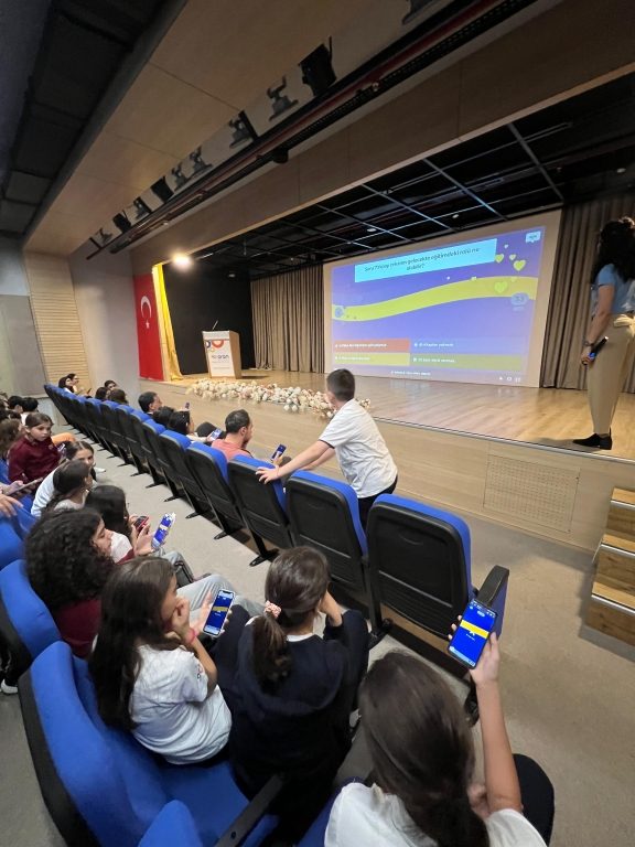 Bilişim Teknolojileri Öğretmenimiz Özlem Demir İlaslan’ın gerçekleştirdiği “Geleceği Şekillendiren Güç: Yapay Zekâ” semineriyle öğrencilerimiz, teknoloji dünyasının büyüleyici kapılarını araladı. görseli 5