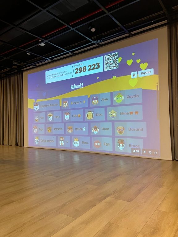 Bilişim Teknolojileri Öğretmenimiz Özlem Demir İlaslan’ın gerçekleştirdiği “Geleceği Şekillendiren Güç: Yapay Zekâ” semineriyle öğrencilerimiz, teknoloji dünyasının büyüleyici kapılarını araladı. görseli 3