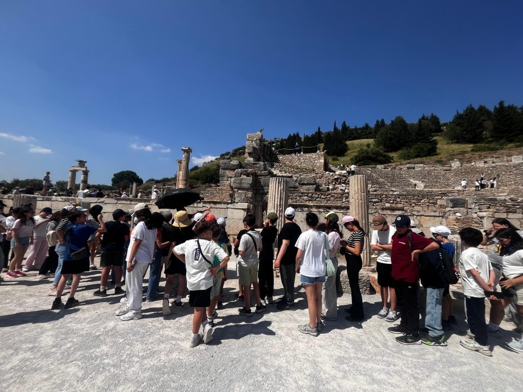 Ortaokul ve lise öğrencilerimizle bu hafta sonu Aziz Nesin Matematik Köyü’nde matematiğin büyüsünü keşfettik, Şirince’nin taş sokaklarında geçmişe dokunduk, Artemis Tapınağı, Efes Müzesi ve Efes Antik Kenti’nde tarihle iç içe, kültürle baş başa bir yolculuğa çıktık.. görseli 2