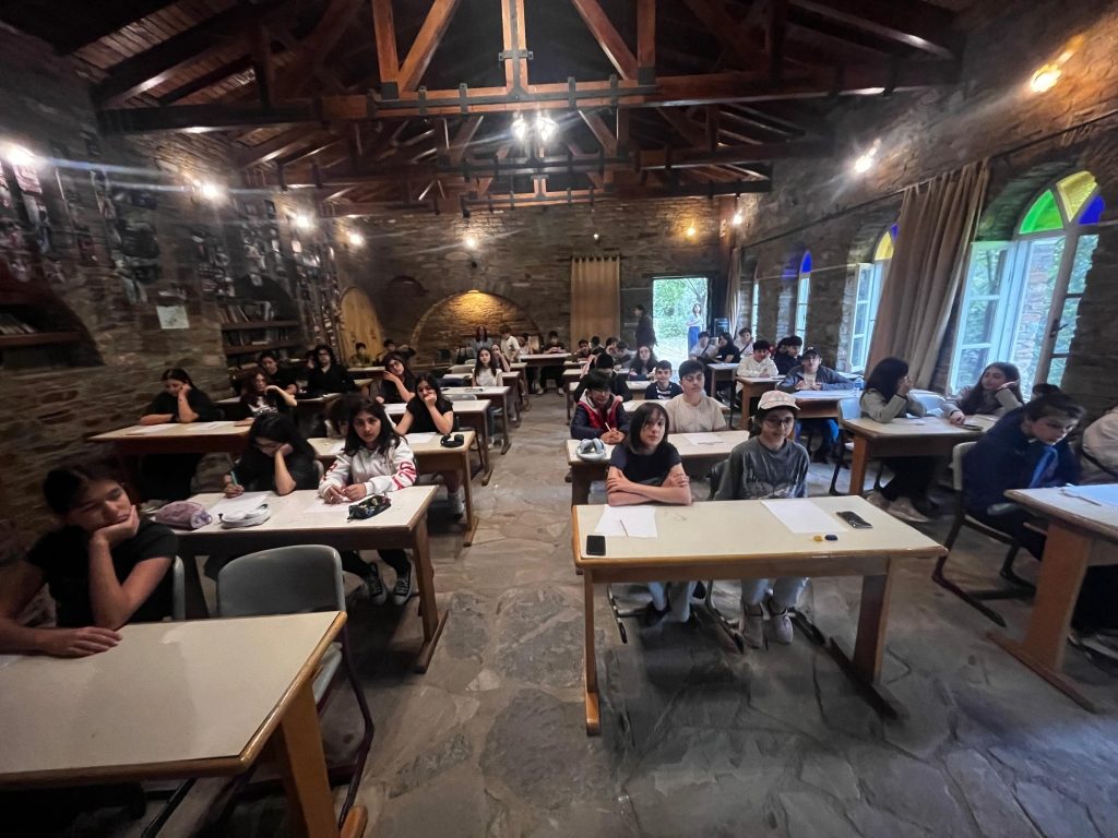 Ortaokul ve lise öğrencilerimizle bu hafta sonu Aziz Nesin Matematik Köyü’nde matematiğin büyüsünü keşfettik, Şirince’nin taş sokaklarında geçmişe dokunduk, Artemis Tapınağı, Efes Müzesi ve Efes Antik Kenti’nde tarihle iç içe, kültürle baş başa bir yolculuğa çıktık.. görseli 5