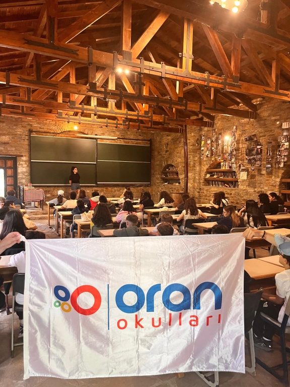 Ortaokul ve lise öğrencilerimizle bu hafta sonu Aziz Nesin Matematik Köyü’nde matematiğin büyüsünü keşfettik, Şirince’nin taş sokaklarında geçmişe dokunduk, Artemis Tapınağı, Efes Müzesi ve Efes Antik Kenti’nde tarihle iç içe, kültürle baş başa bir yolculuğa çıktık.. görseli 8