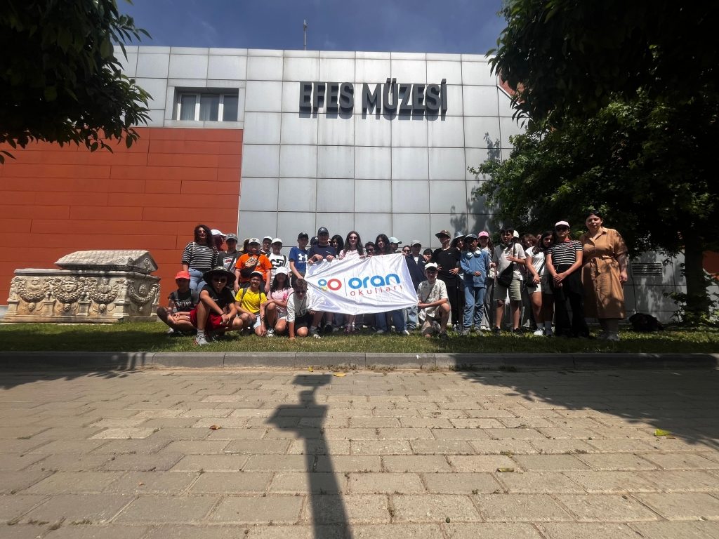 Ortaokul ve lise öğrencilerimizle bu hafta sonu Aziz Nesin Matematik Köyü’nde matematiğin büyüsünü keşfettik, Şirince’nin taş sokaklarında geçmişe dokunduk, Artemis Tapınağı, Efes Müzesi ve Efes Antik Kenti’nde tarihle iç içe, kültürle baş başa bir yolculuğa çıktık.. görseli 1
