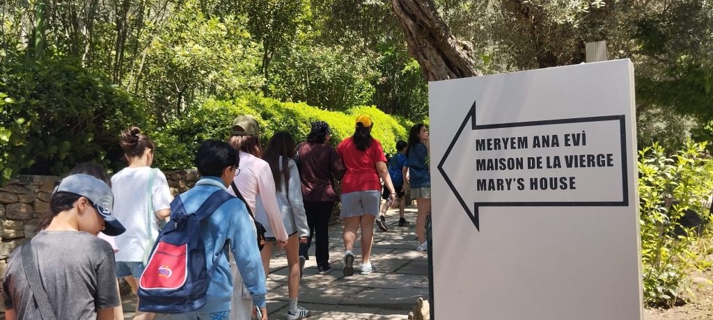 Ortaokul ve lise öğrencilerimizle bu hafta sonu Aziz Nesin Matematik Köyü’nde matematiğin büyüsünü keşfettik, Şirince’nin taş sokaklarında geçmişe dokunduk, Artemis Tapınağı, Efes Müzesi ve Efes Antik Kenti’nde tarihle iç içe, kültürle baş başa bir yolculuğa çıktık.. görseli 15