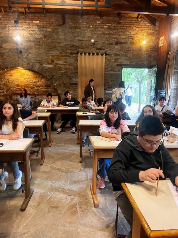 Ortaokul ve lise öğrencilerimizle bu hafta sonu Aziz Nesin Matematik Köyü’nde matematiğin büyüsünü keşfettik, Şirince’nin taş sokaklarında geçmişe dokunduk, Artemis Tapınağı, Efes Müzesi ve Efes Antik Kenti’nde tarihle iç içe, kültürle baş başa bir yolculuğa çıktık.. görseli 3