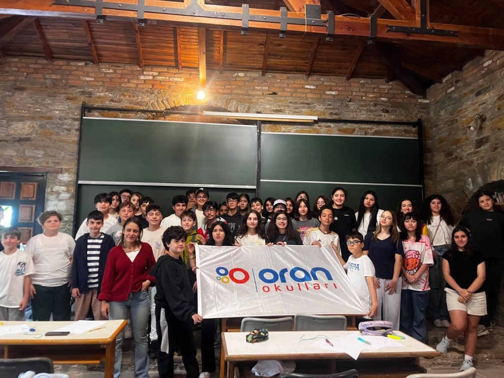 Ortaokul ve lise öğrencilerimizle bu hafta sonu Aziz Nesin Matematik Köyü’nde matematiğin büyüsünü keşfettik, Şirince’nin taş sokaklarında geçmişe dokunduk, Artemis Tapınağı, Efes Müzesi ve Efes Antik Kenti’nde tarihle iç içe, kültürle baş başa bir yolculuğa çıktık.. görseli 10