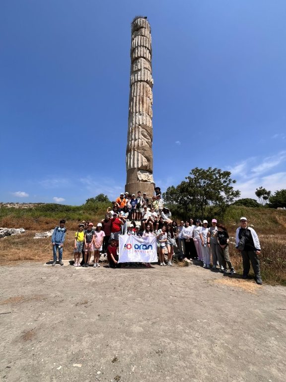 Ortaokul ve lise öğrencilerimizle bu hafta sonu Aziz Nesin Matematik Köyü’nde matematiğin büyüsünü keşfettik, Şirince’nin taş sokaklarında geçmişe dokunduk, Artemis Tapınağı, Efes Müzesi ve Efes Antik Kenti’nde tarihle iç içe, kültürle baş başa bir yolculuğa çıktık.. görseli 14