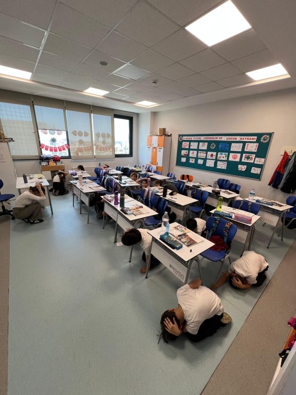 Oran Okulları olarak, olası depremlere hazırlık amacıyla düzenli ve habersiz deprem tatbikatlarımızı sürdürüyoruz.