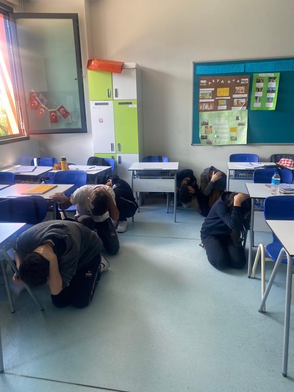 Oran Okulları olarak, olası depremlere hazırlık amacıyla düzenli ve habersiz deprem tatbikatlarımızı sürdürüyoruz. görseli 6