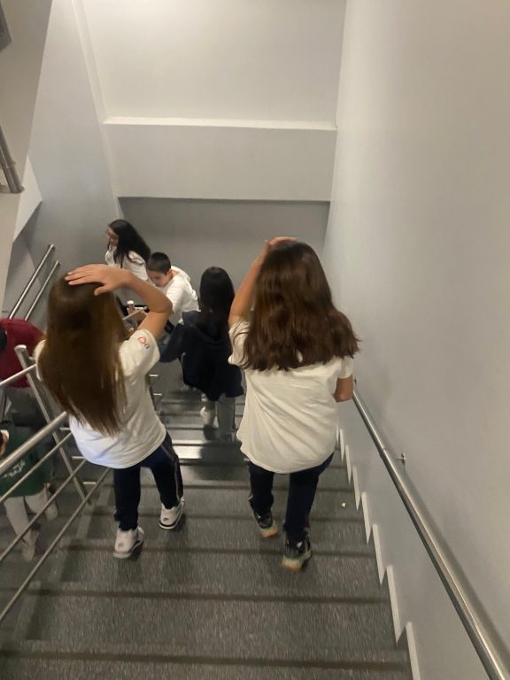 Oran Okulları olarak, olası depremlere hazırlık amacıyla düzenli ve habersiz deprem tatbikatlarımızı sürdürüyoruz. görseli 5