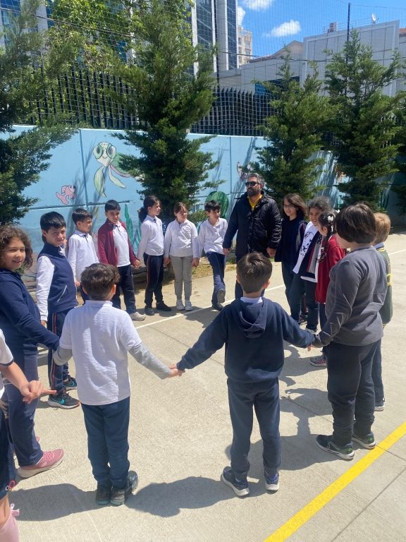 Oran Okulları olarak, olası depremlere hazırlık amacıyla düzenli ve habersiz deprem tatbikatlarımızı sürdürüyoruz. görseli 4